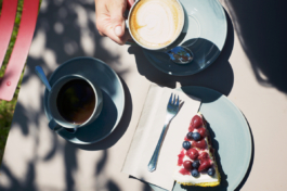 Kaffee und Kuchen im Garten, Urlaub an der Seenplatte